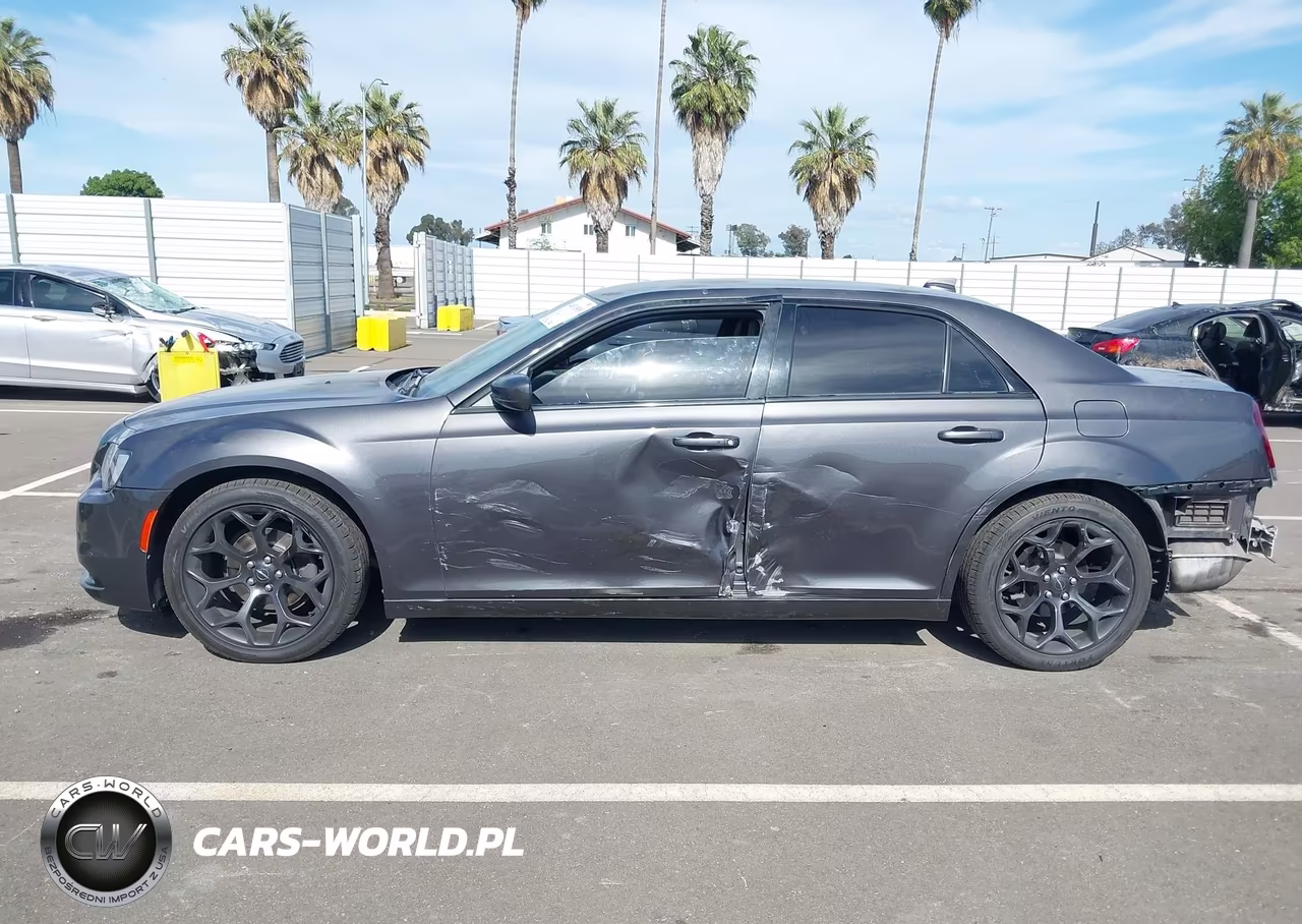 2019 Chrysler 300 300S VIN:2C3CCABG3KH682847 - 14