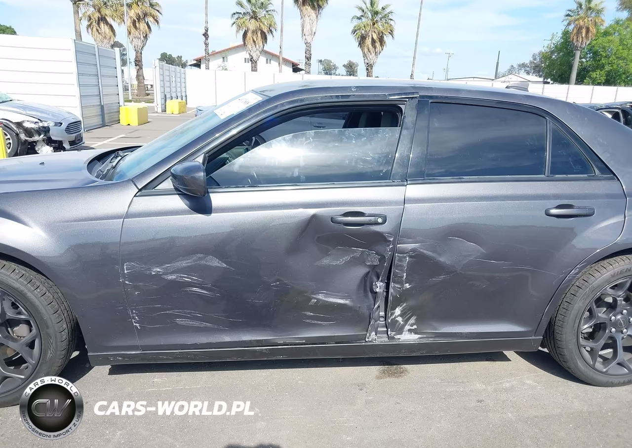 2019 Chrysler 300 300S VIN:2C3CCABG3KH682847 - 6