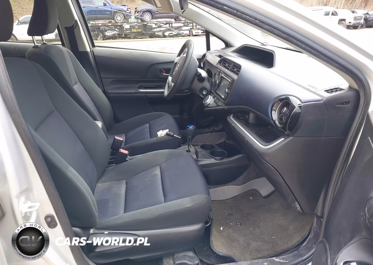 2017 Toyota Prius C Two VIN:JTDKDTB32H1591766 - 5