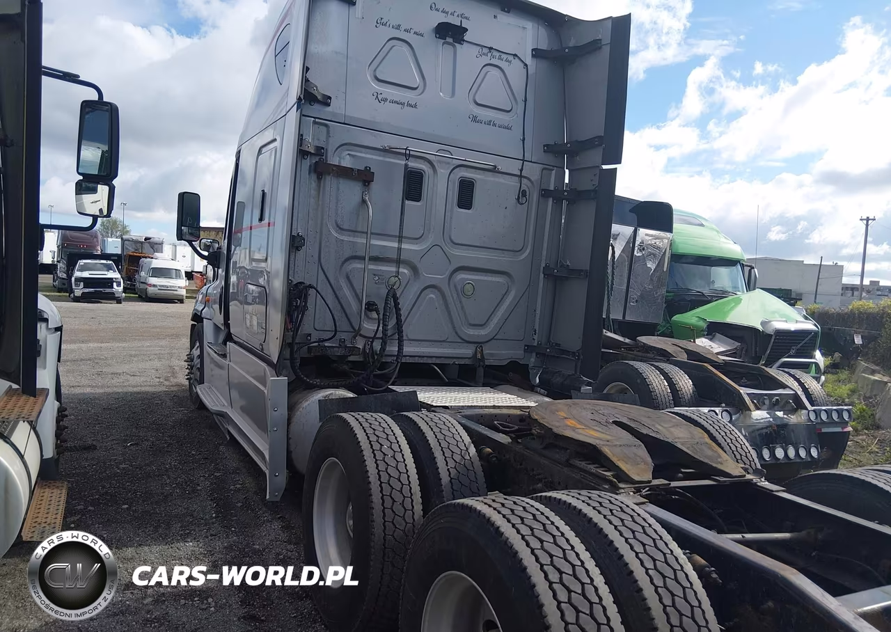 2015 Freightliner Cascadia 125 VIN:3AKJGLD53FSGH8641 - 3