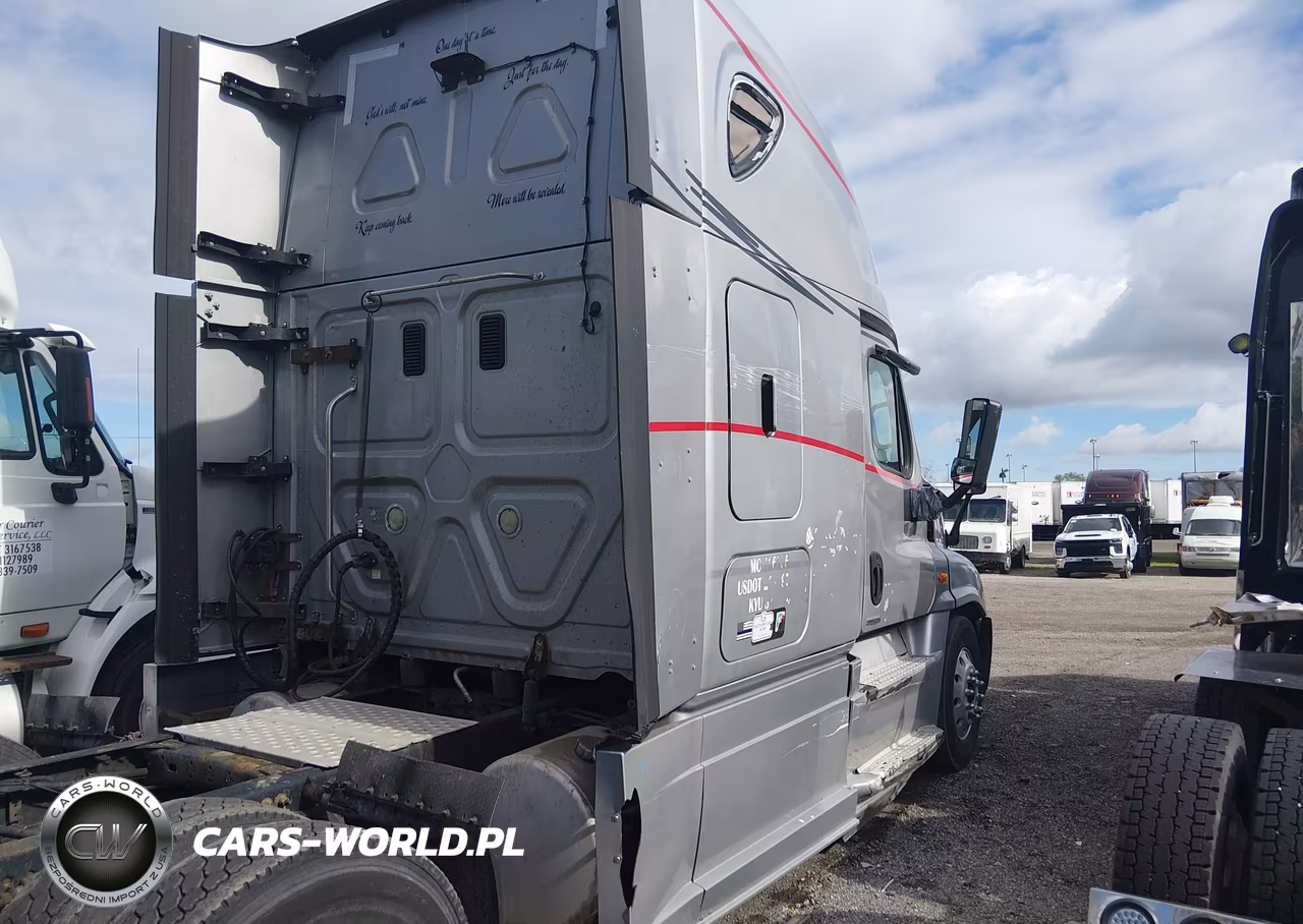 2015 Freightliner Cascadia 125 VIN:3AKJGLD53FSGH8641 - 4