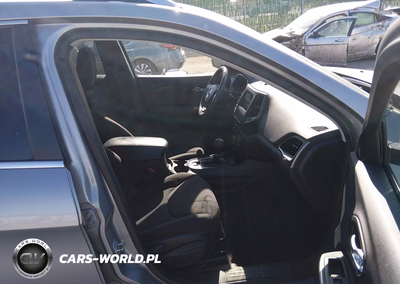 2019 Jeep Cherokee Latitude Fwd VIN:1C4PJLCB0KD263644 - 5