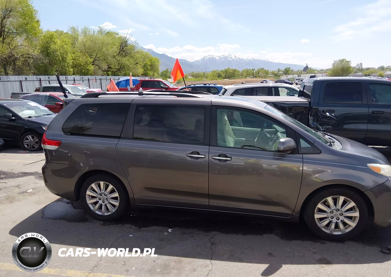 2011 Toyota Sienna Limited V6 VIN:5TDYK3DC8BS060949 - 13