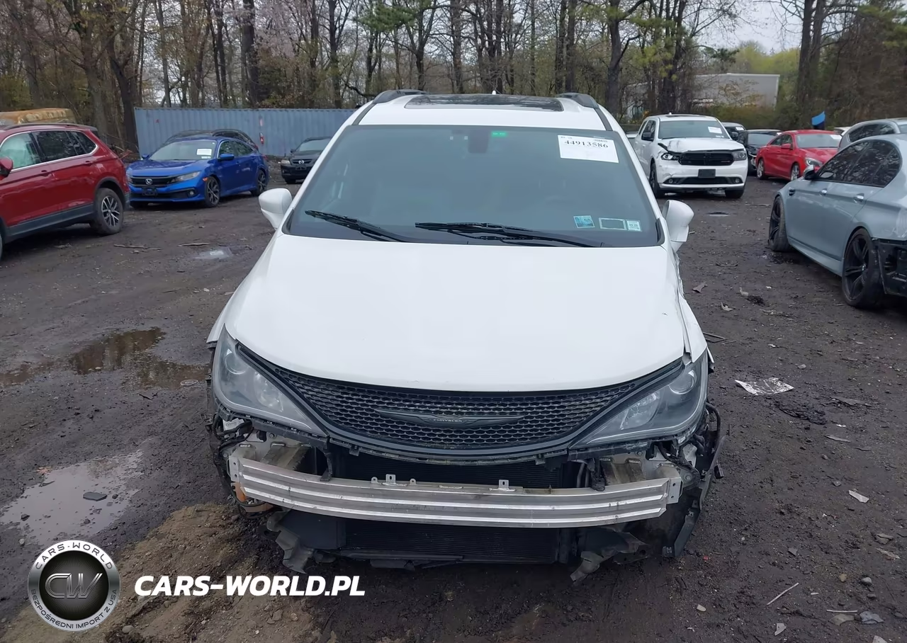 2018 Chrysler Pacifica Touring L Plus VIN:2C4RC1EG9JR322377 - 12