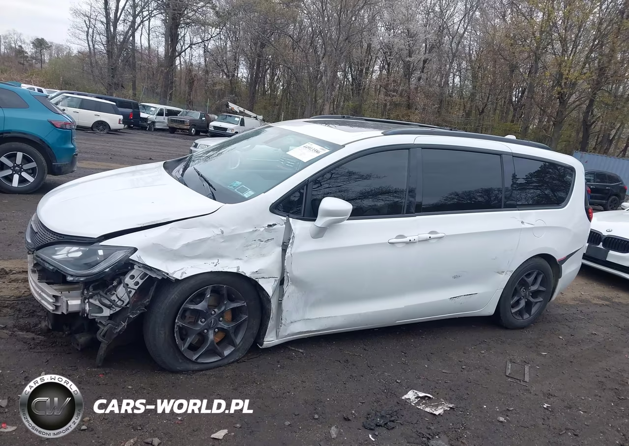 2018 Chrysler Pacifica Touring L Plus VIN:2C4RC1EG9JR322377 - 14