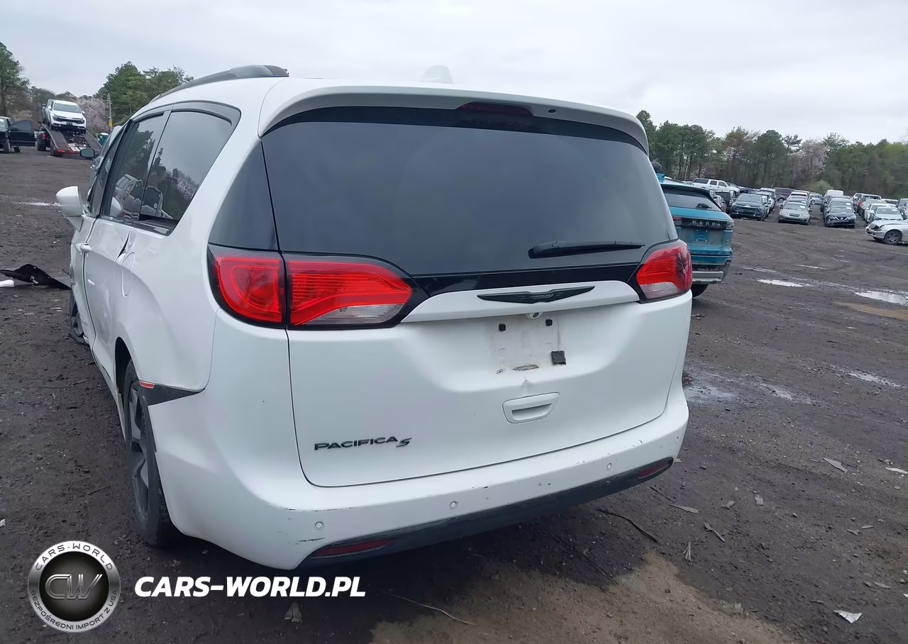 2018 Chrysler Pacifica Touring L Plus VIN:2C4RC1EG9JR322377 - 16