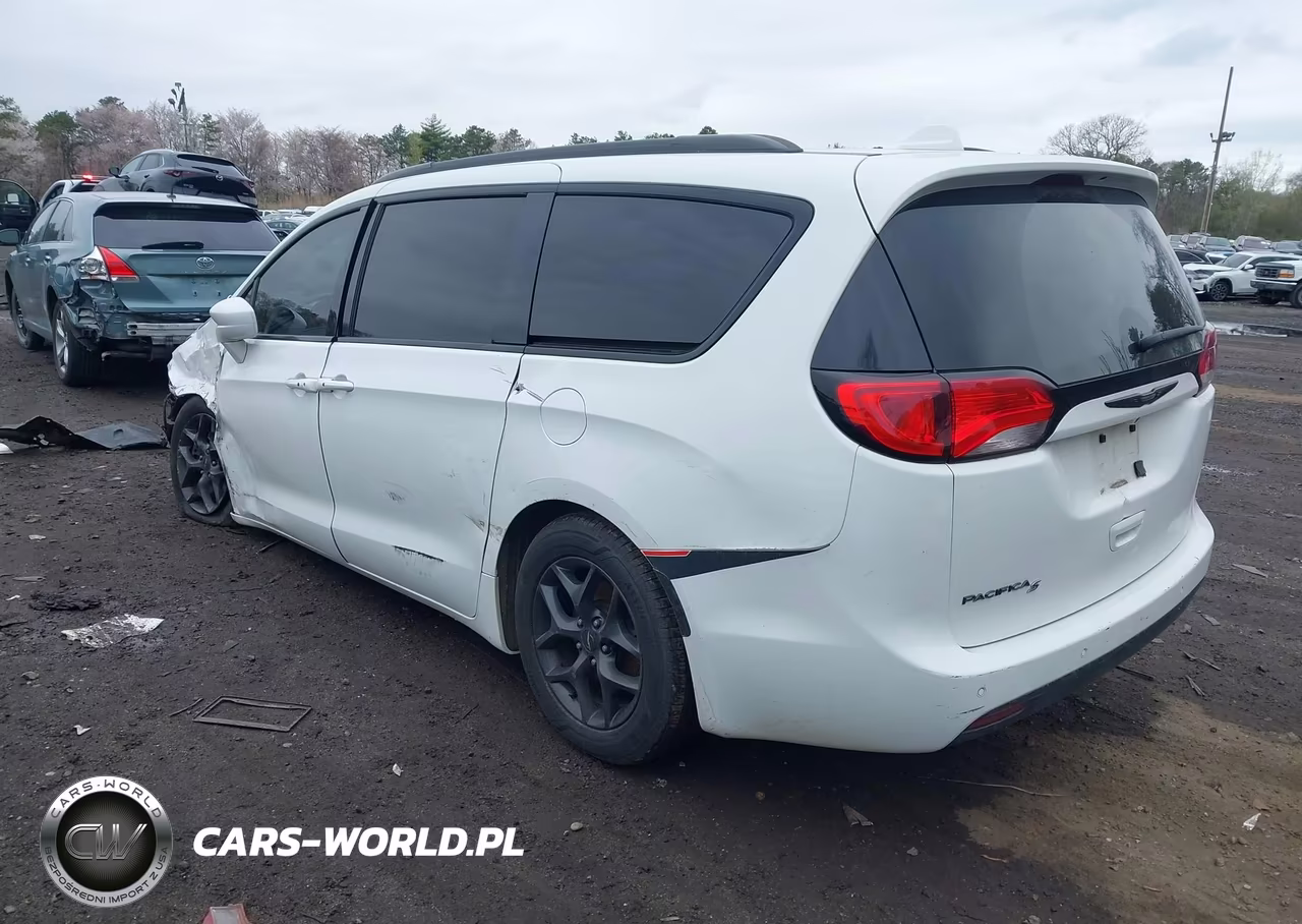 2018 Chrysler Pacifica Touring L Plus VIN:2C4RC1EG9JR322377 - 3