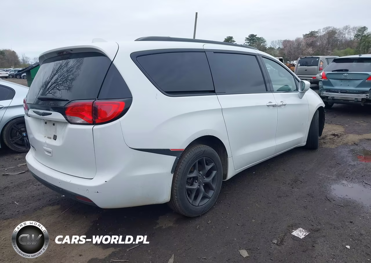 2018 Chrysler Pacifica Touring L Plus VIN:2C4RC1EG9JR322377 - 4