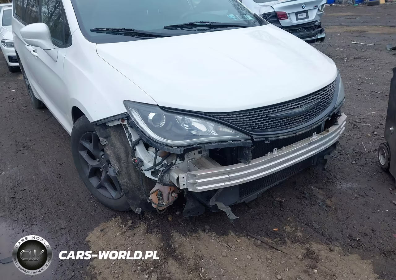 2018 Chrysler Pacifica Touring L Plus VIN:2C4RC1EG9JR322377 - 6