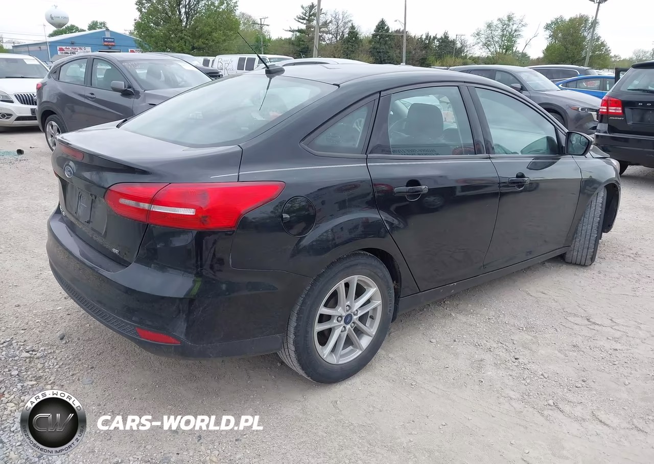 2017 Ford Focus Se VIN:1FADP3F22HL298445 - 4