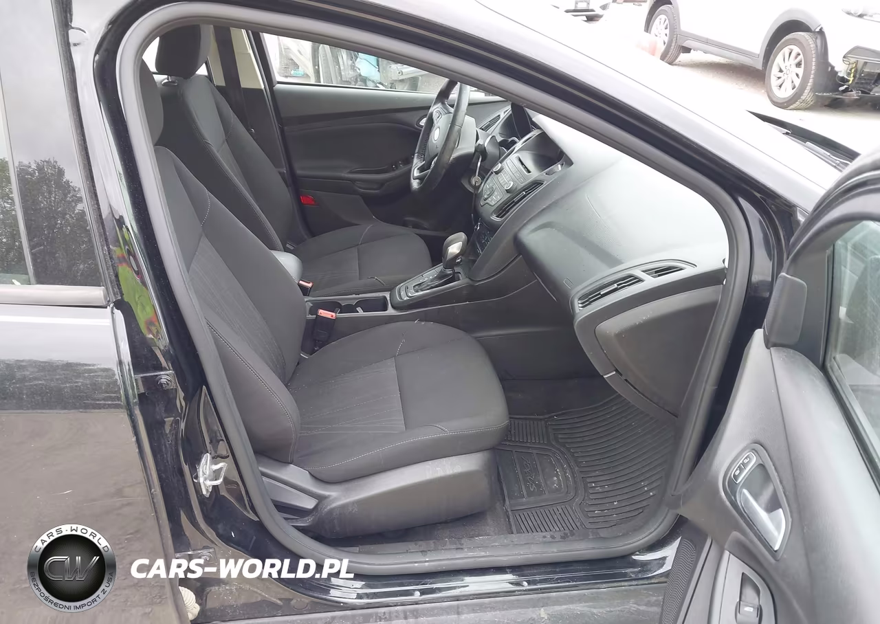 2017 Ford Focus Se VIN:1FADP3F22HL298445 - 5