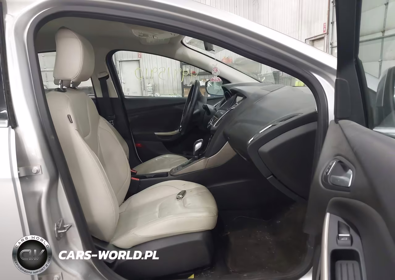 2016 Ford Focus Titanium VIN:1FADP3N21GL299361 - 5