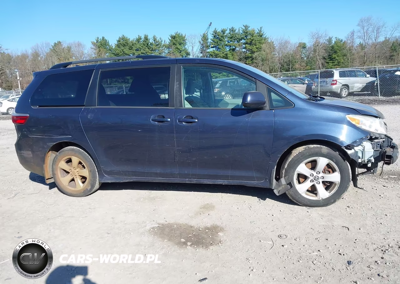 2018 Toyota Sienna Le 8 Passenger VIN:5TDKZ3DC1JS960012 - 12