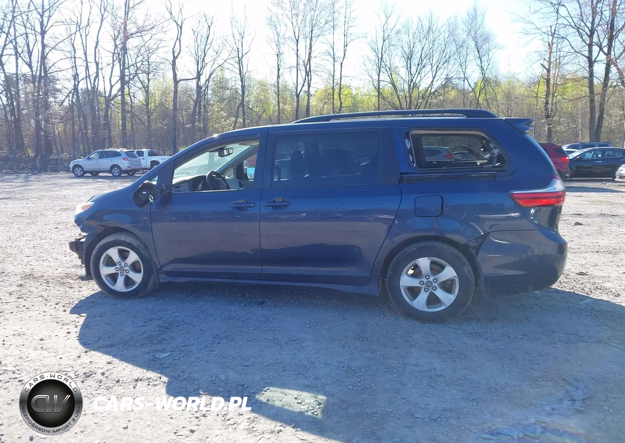 2018 Toyota Sienna Le 8 Passenger VIN:5TDKZ3DC1JS960012 - 13
