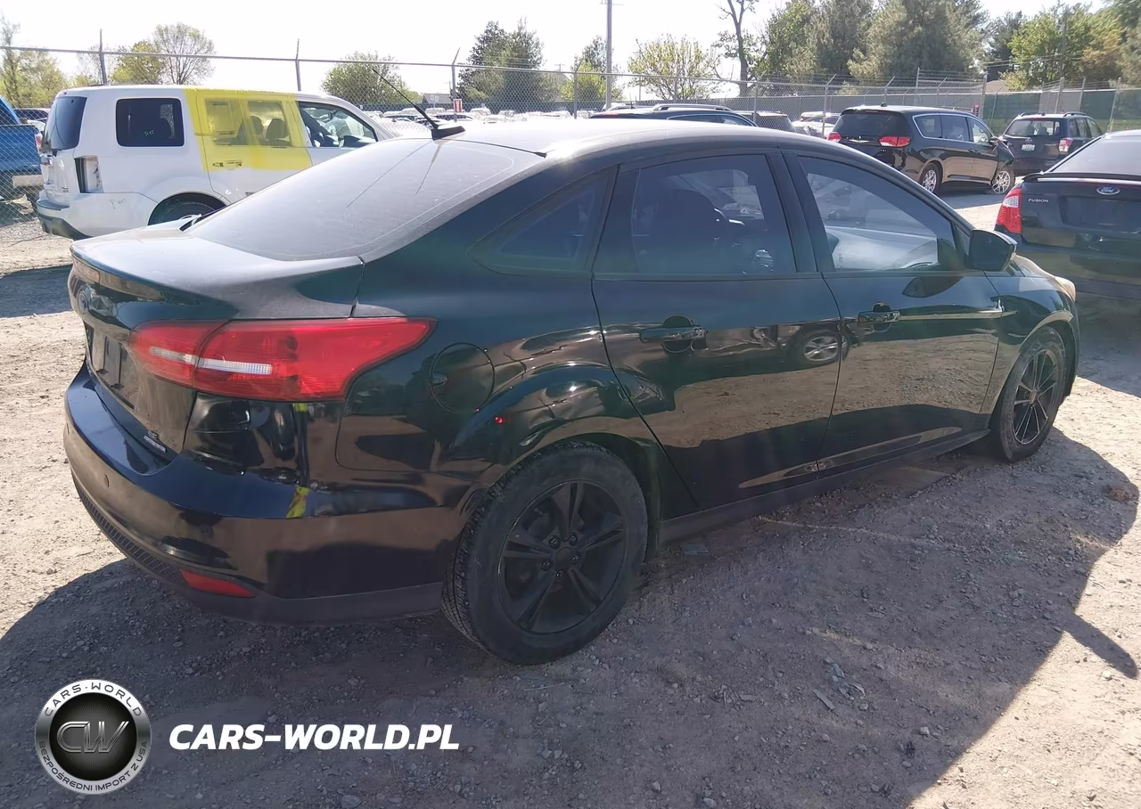 2016 Ford Focus Se VIN:1FADP3F22GL201923 - 4