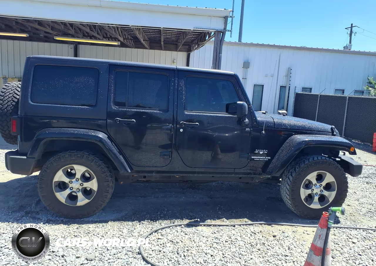 2017 Jeep Wrangler Unlimited Sahara 4X4 VIN:1C4BJWEG2HL557775 - 13