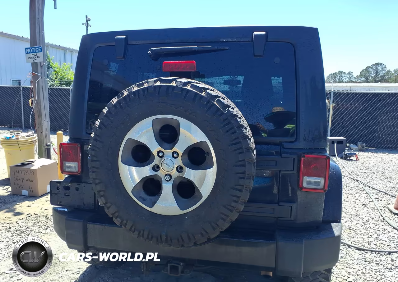 2017 Jeep Wrangler Unlimited Sahara 4X4 VIN:1C4BJWEG2HL557775 - 16