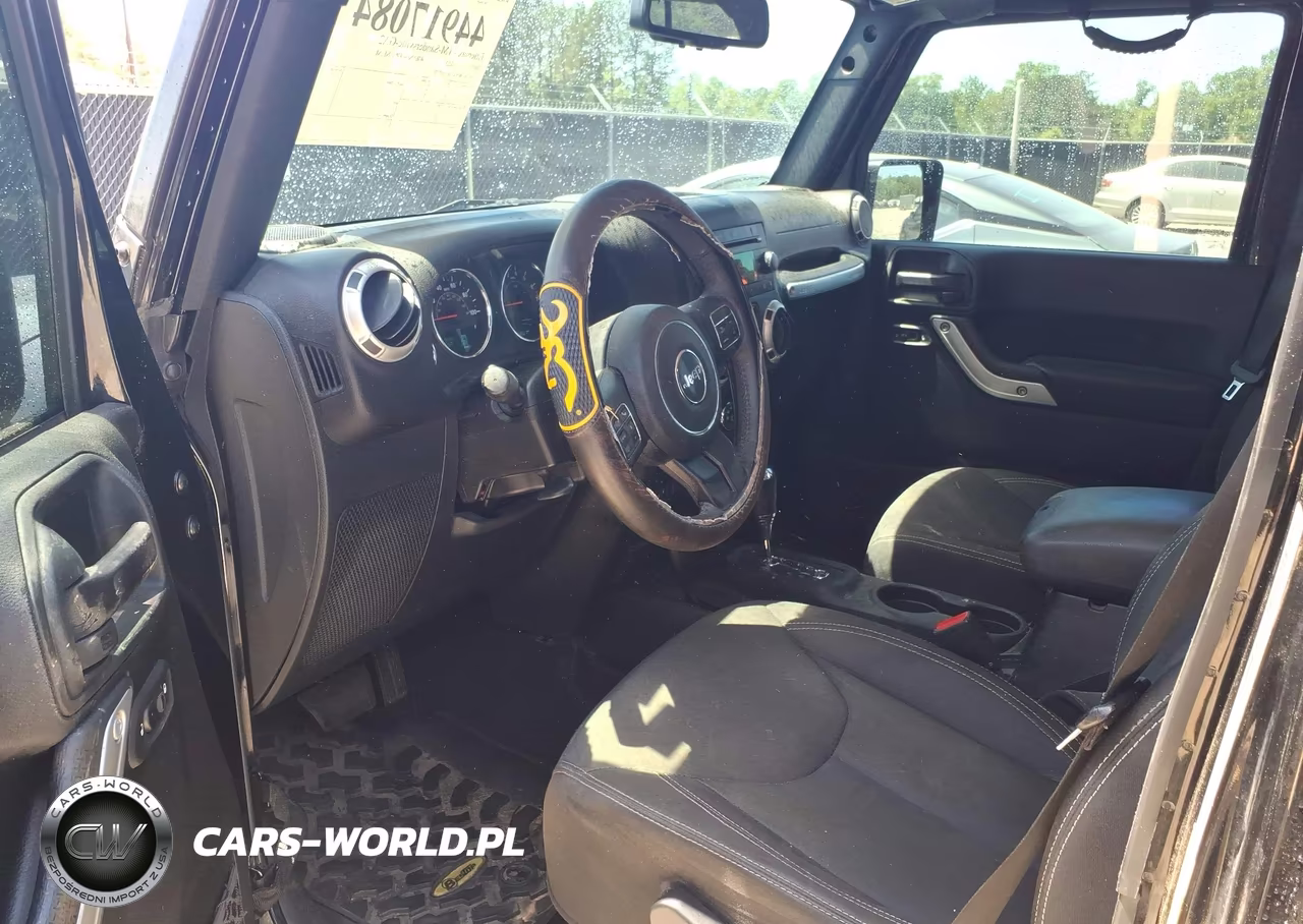 2017 Jeep Wrangler Unlimited Sahara 4X4 VIN:1C4BJWEG2HL557775 - 5