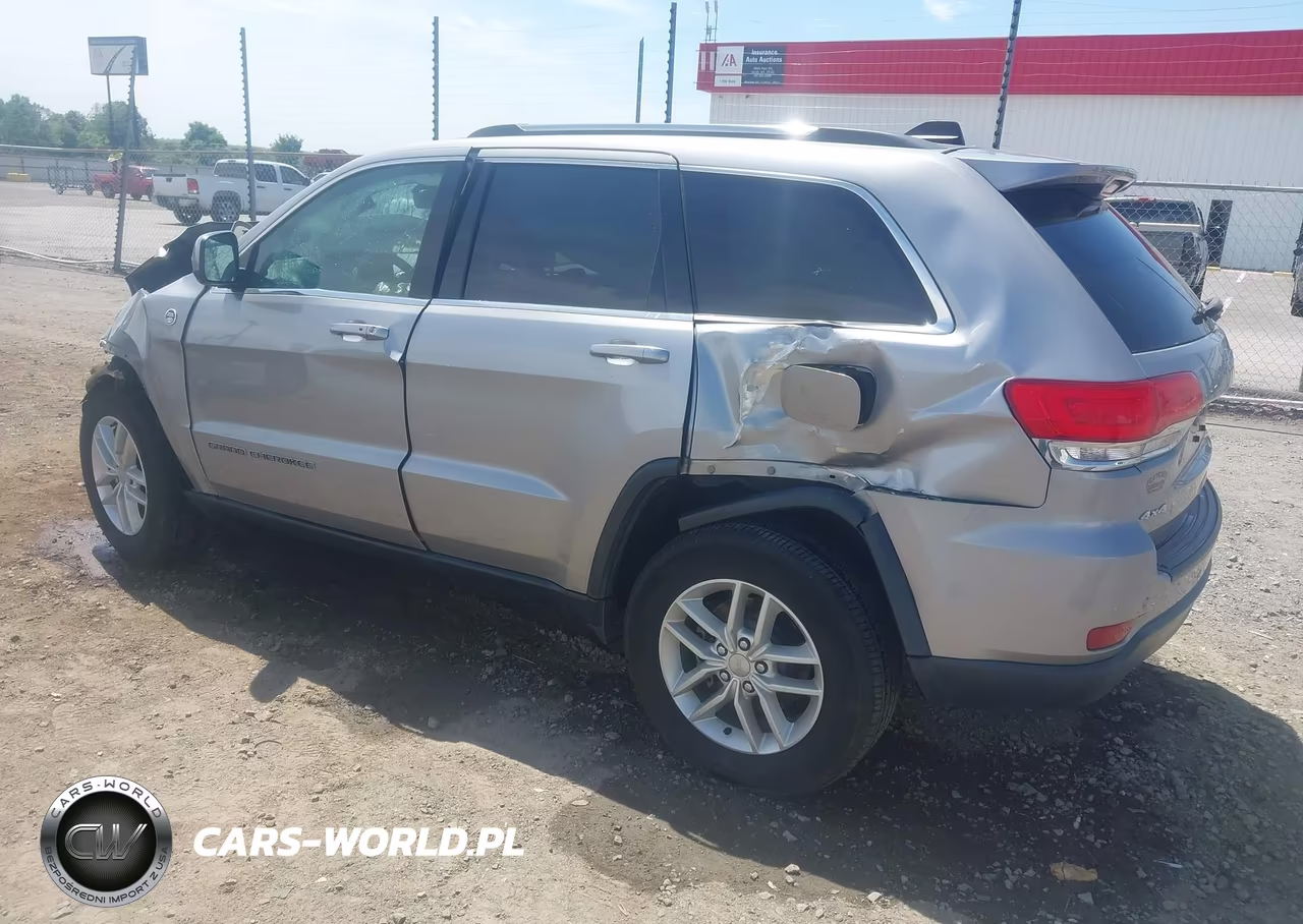 2017 Jeep Grand Cherokee Laredo 4X4 VIN:1C4RJFAG0HC735865 - 3