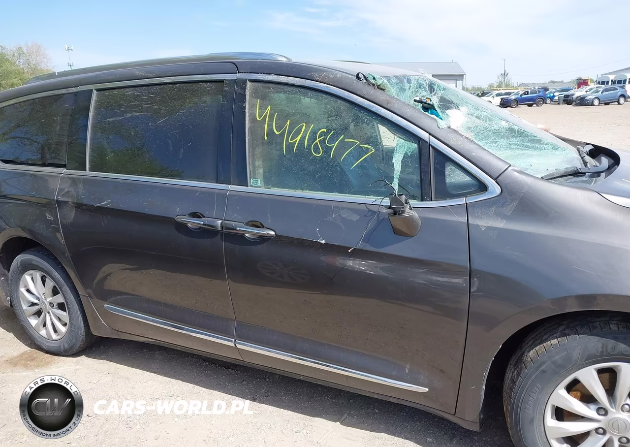 2018 Chrysler Pacifica Touring L VIN:2C4RC1BG7JR120061 - 13