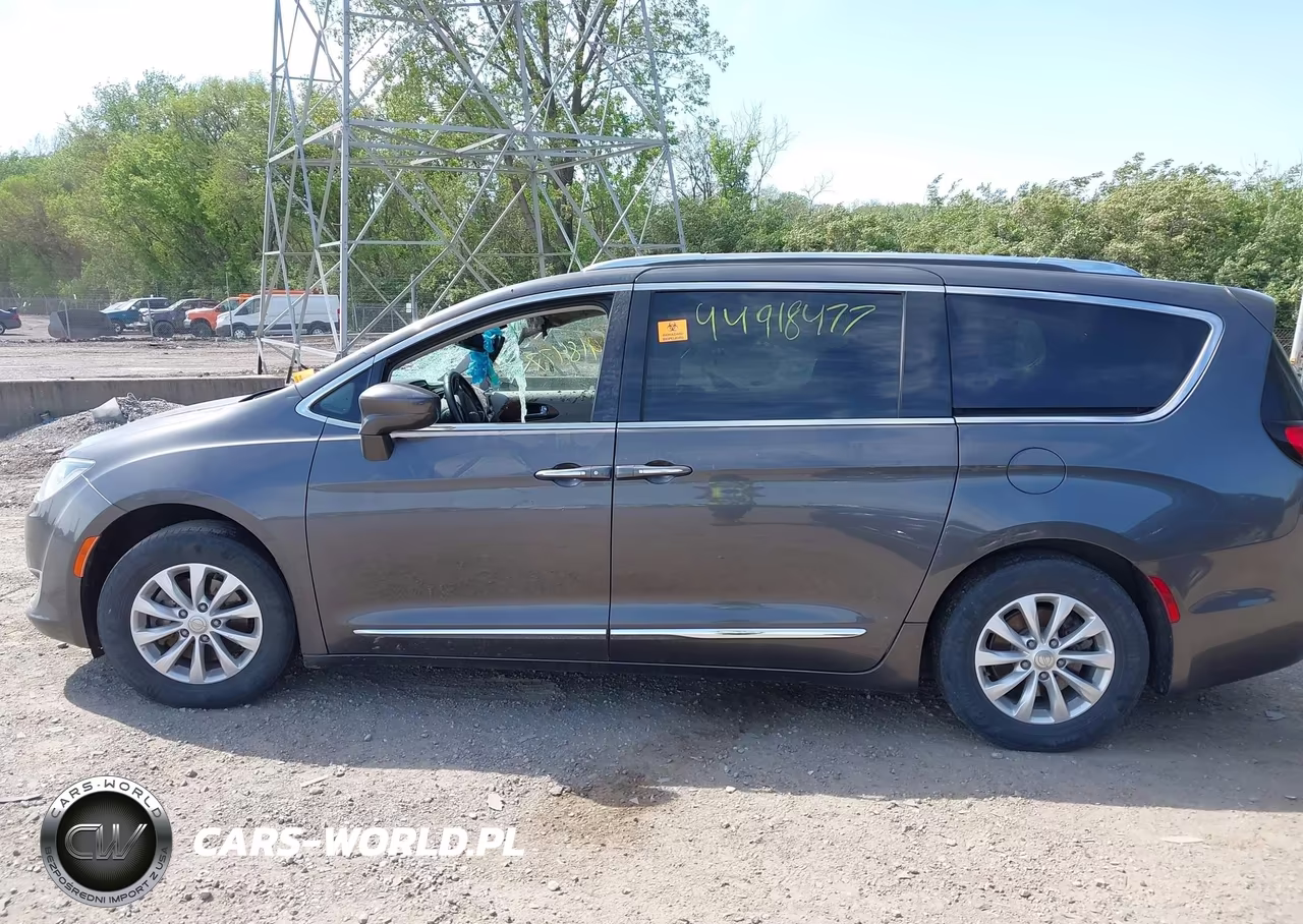 2018 Chrysler Pacifica Touring L VIN:2C4RC1BG7JR120061 - 14