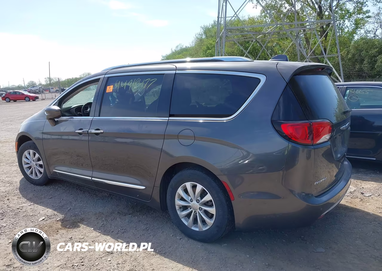 2018 Chrysler Pacifica Touring L VIN:2C4RC1BG7JR120061 - 3