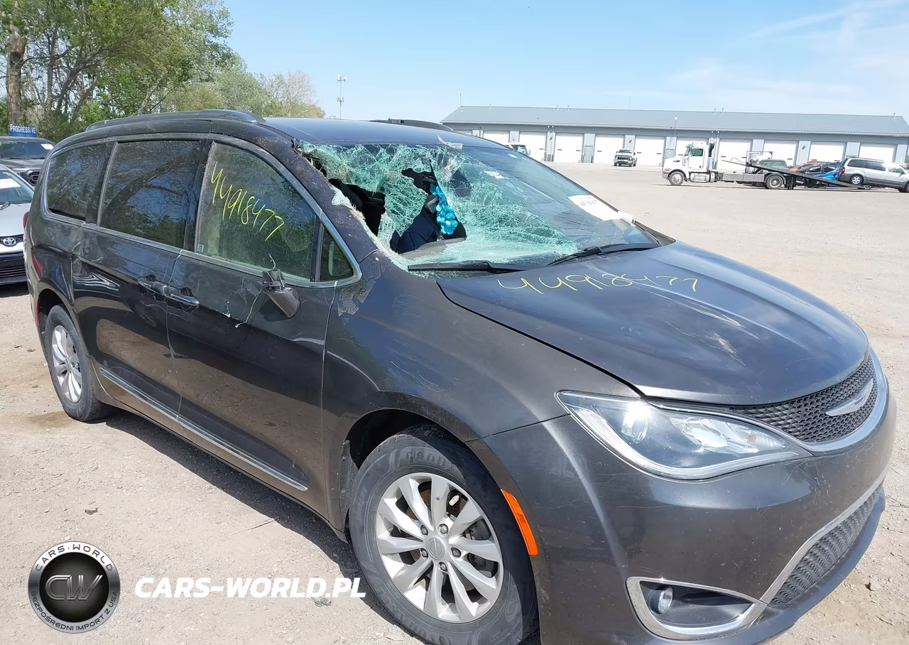 2018 Chrysler Pacifica Touring L VIN:2C4RC1BG7JR120061 - 6