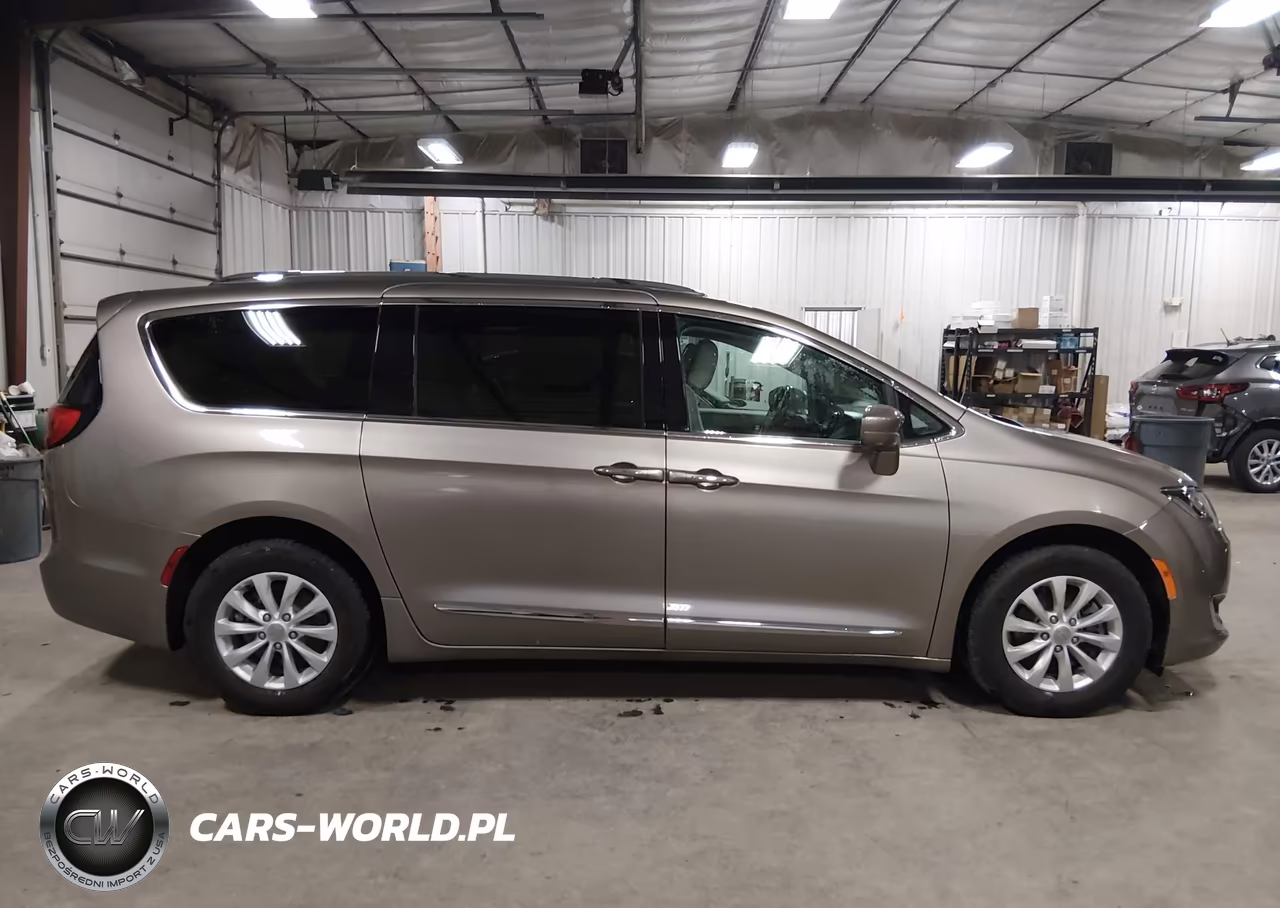2017 Chrysler Pacifica Touring-L Plus VIN:2C4RC1EG6HR591768 - 14