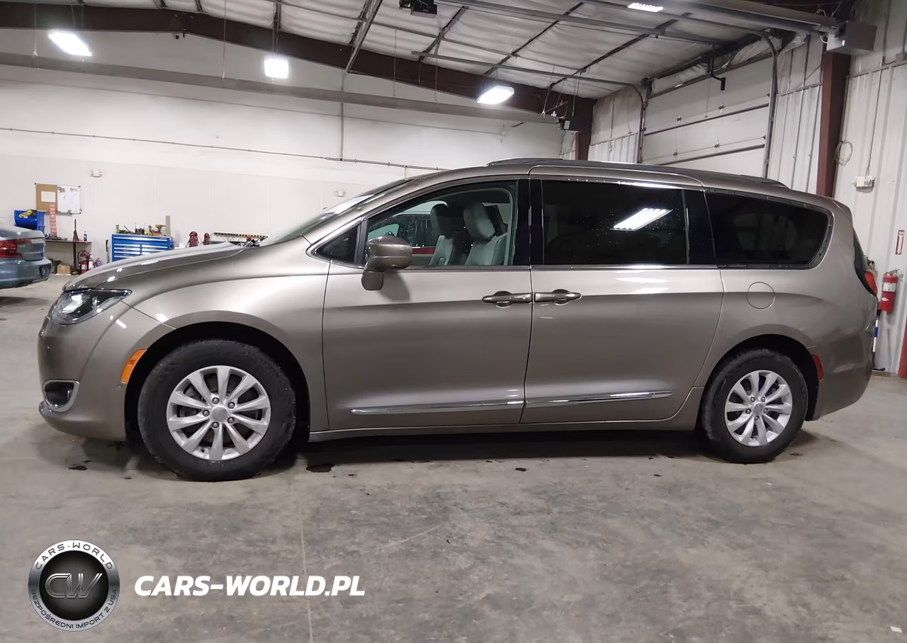 2017 Chrysler Pacifica Touring-L Plus VIN:2C4RC1EG6HR591768 - 15