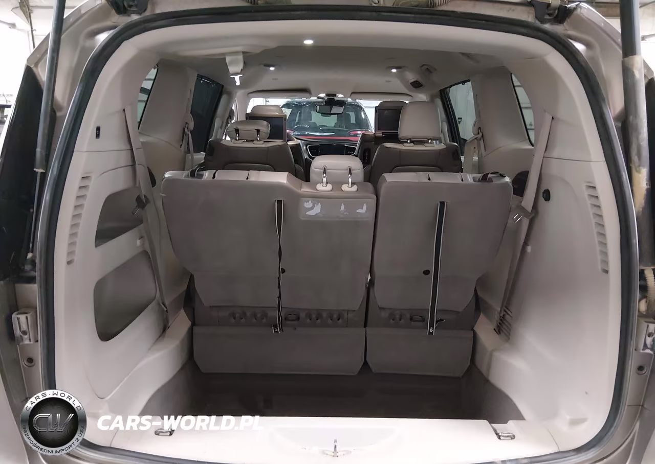 2017 Chrysler Pacifica Touring-L Plus VIN:2C4RC1EG6HR591768 - 18