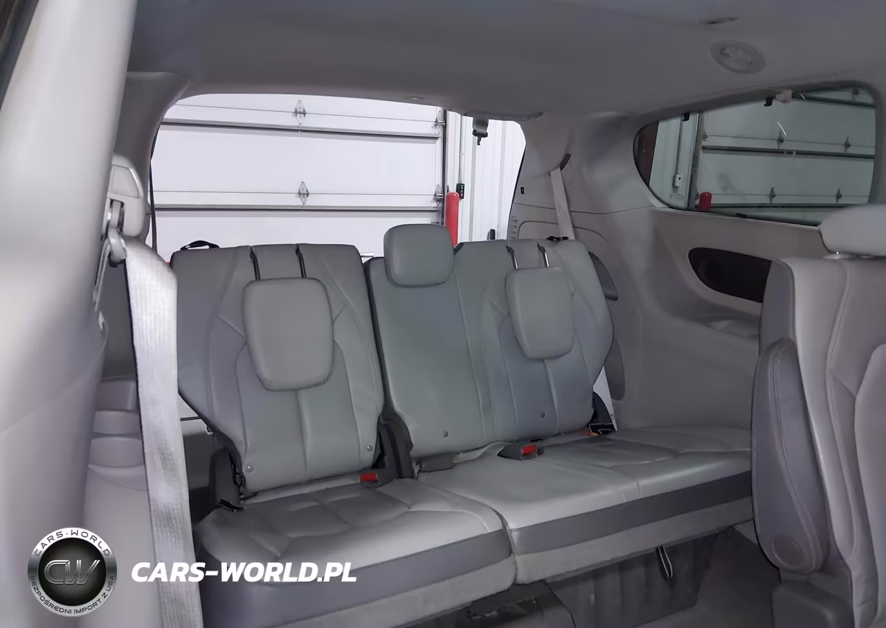 2017 Chrysler Pacifica Touring-L Plus VIN:2C4RC1EG6HR591768 - 19