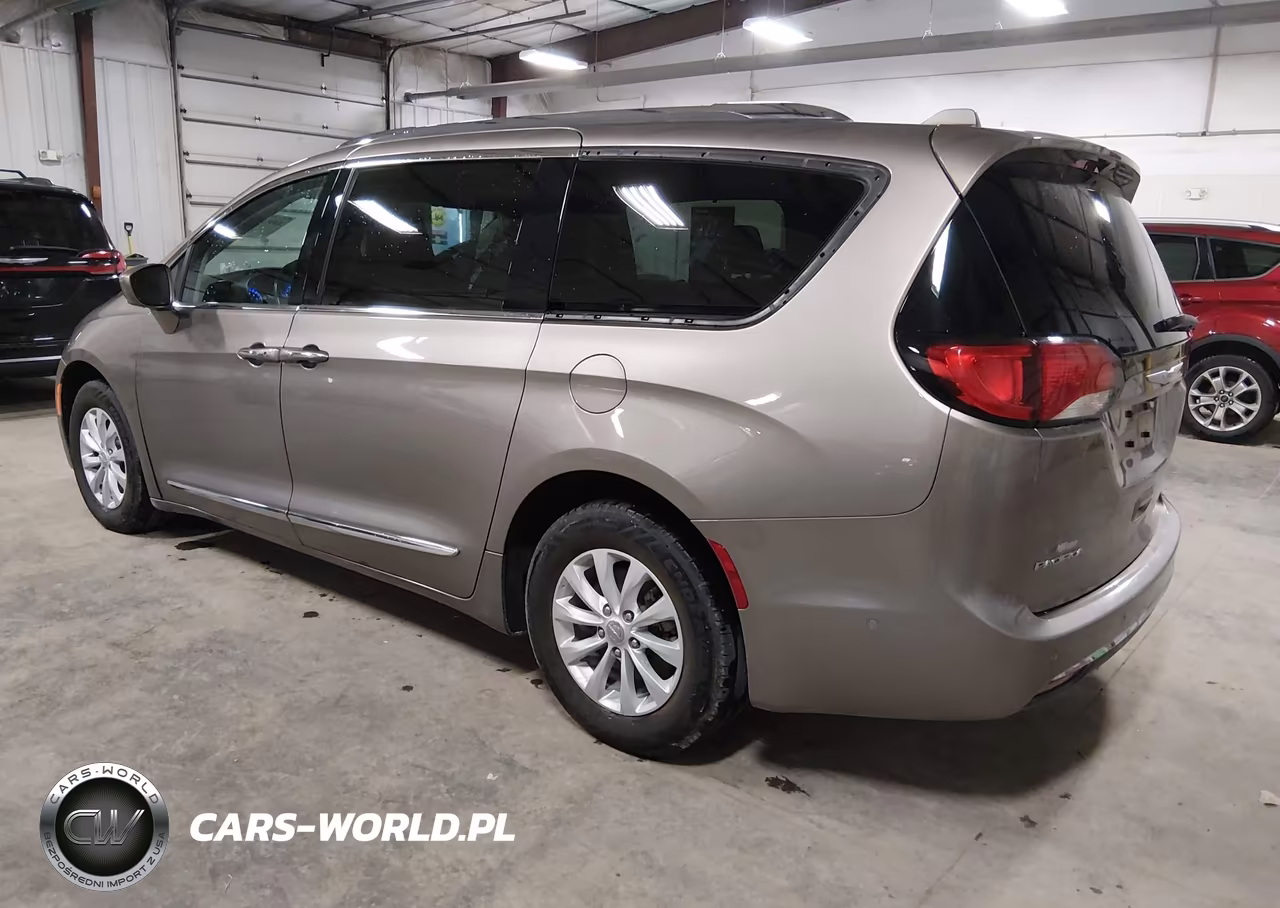 2017 Chrysler Pacifica Touring-L Plus VIN:2C4RC1EG6HR591768 - 3