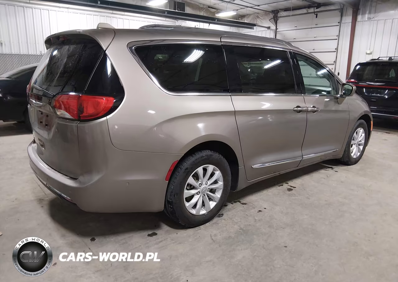 2017 Chrysler Pacifica Touring-L Plus VIN:2C4RC1EG6HR591768 - 4