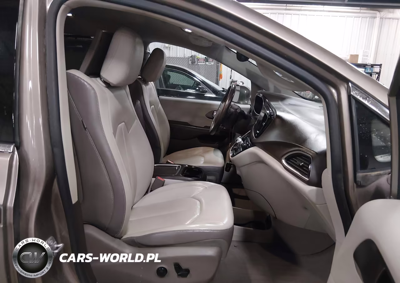 2017 Chrysler Pacifica Touring-L Plus VIN:2C4RC1EG6HR591768 - 5