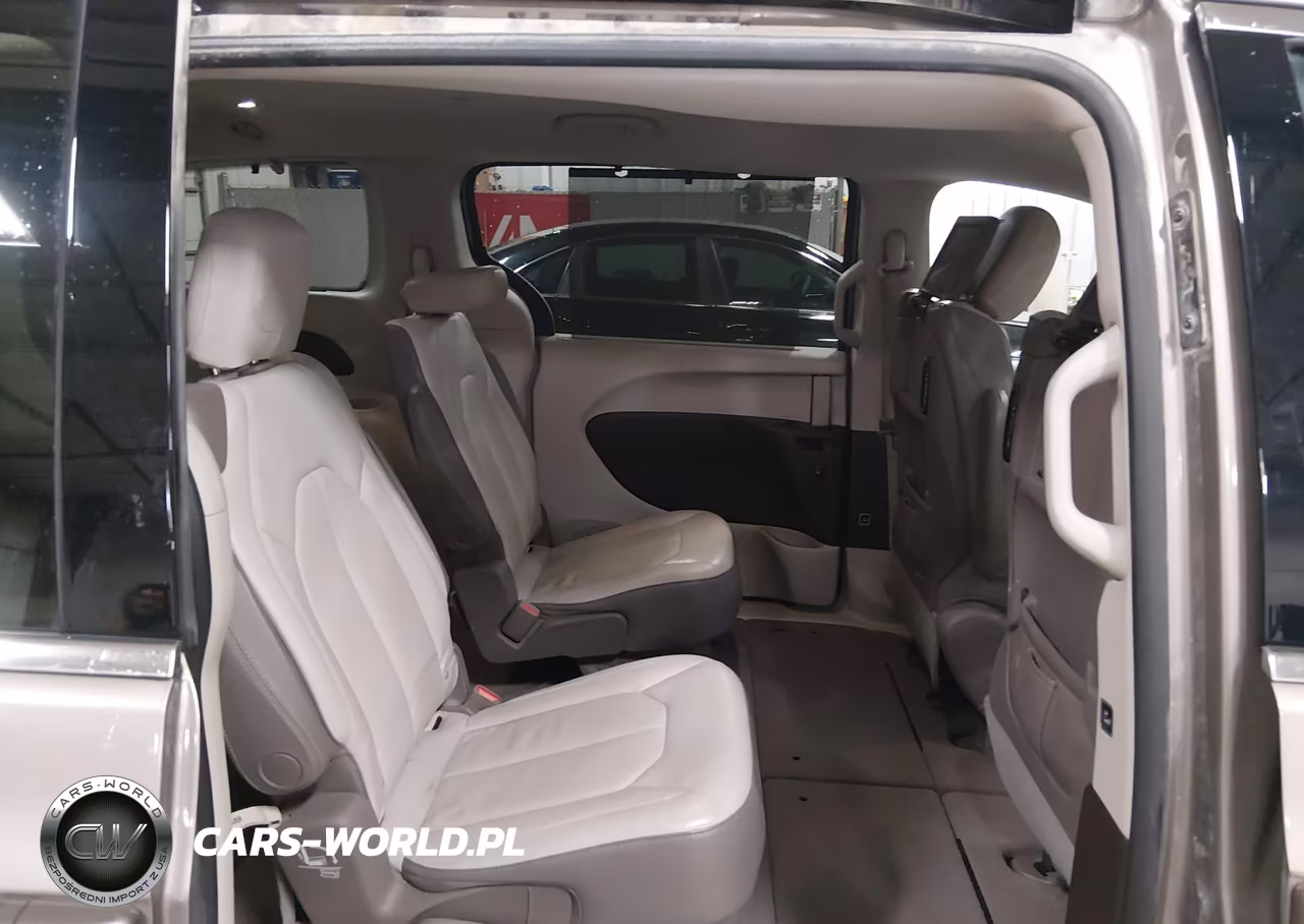2017 Chrysler Pacifica Touring-L Plus VIN:2C4RC1EG6HR591768 - 8