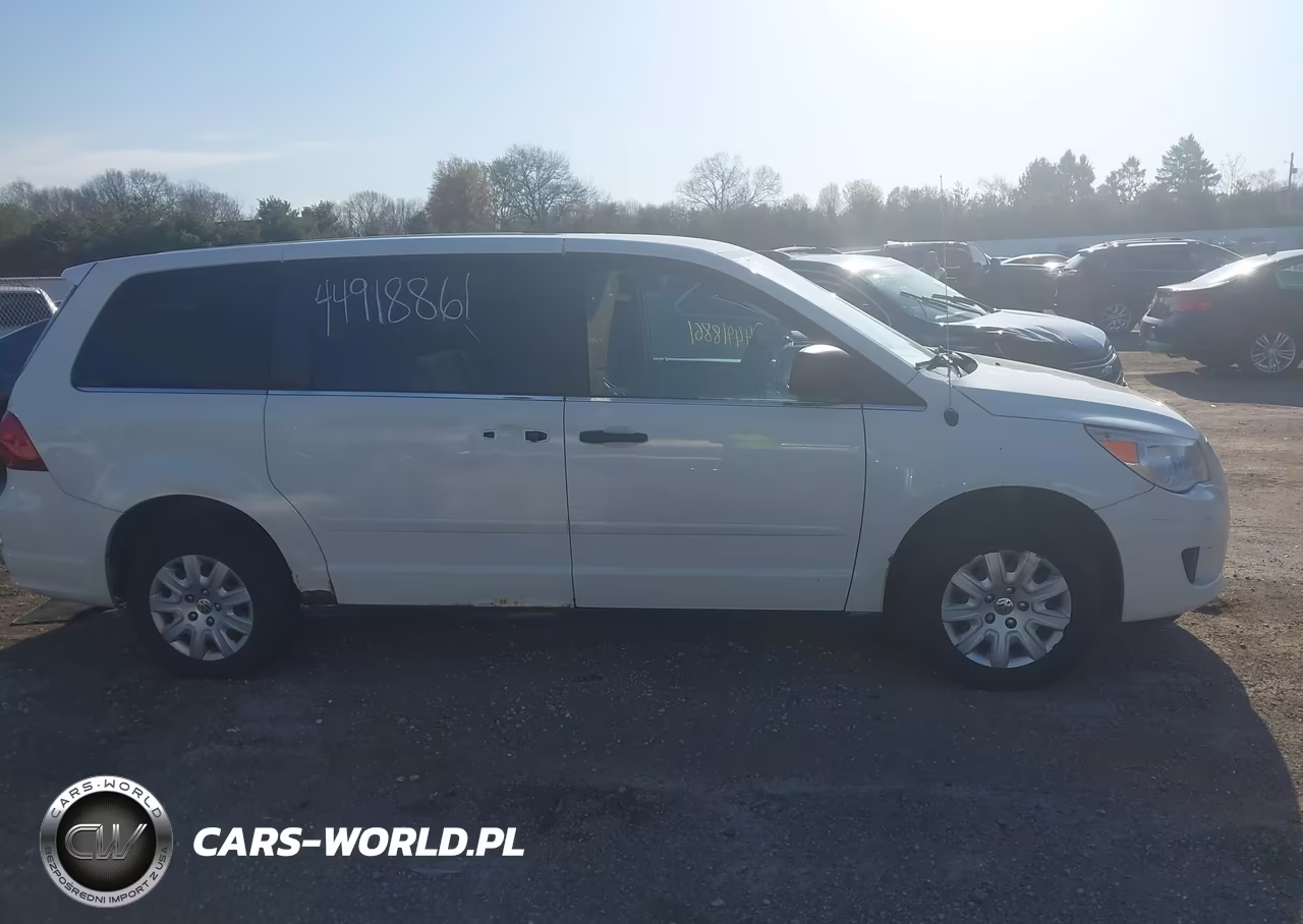 2010 Volkswagen Routan S VIN:2V4RW4D14AR163652 - 13