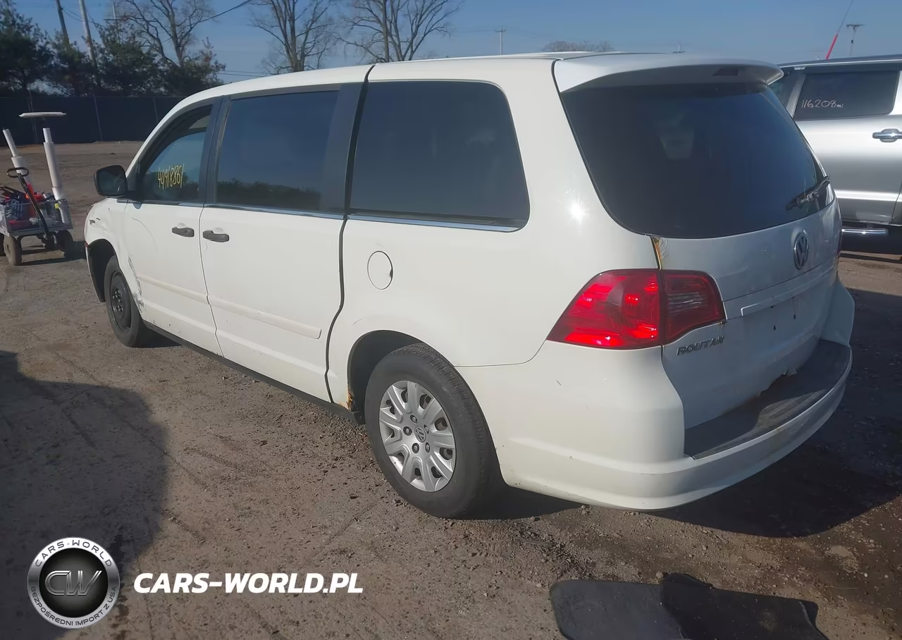2010 Volkswagen Routan S VIN:2V4RW4D14AR163652 - 3