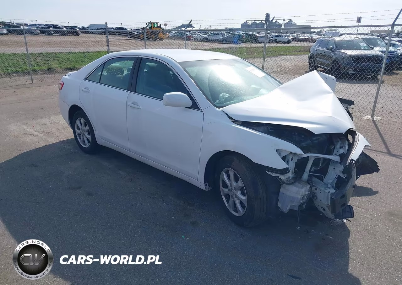 2011 Toyota Camry Le – zdjęcie 1 z 17