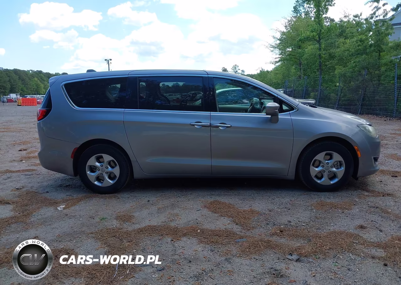 2017 Chrysler Pacifica Hybrid Touring Plus VIN:2C4RC1H71HR797480 - 13