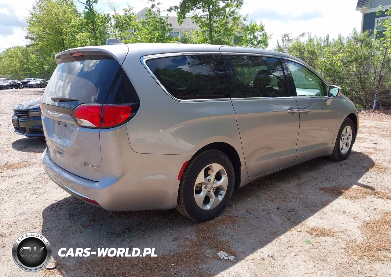2017 Chrysler Pacifica Hybrid Touring Plus VIN:2C4RC1H71HR797480 - 4