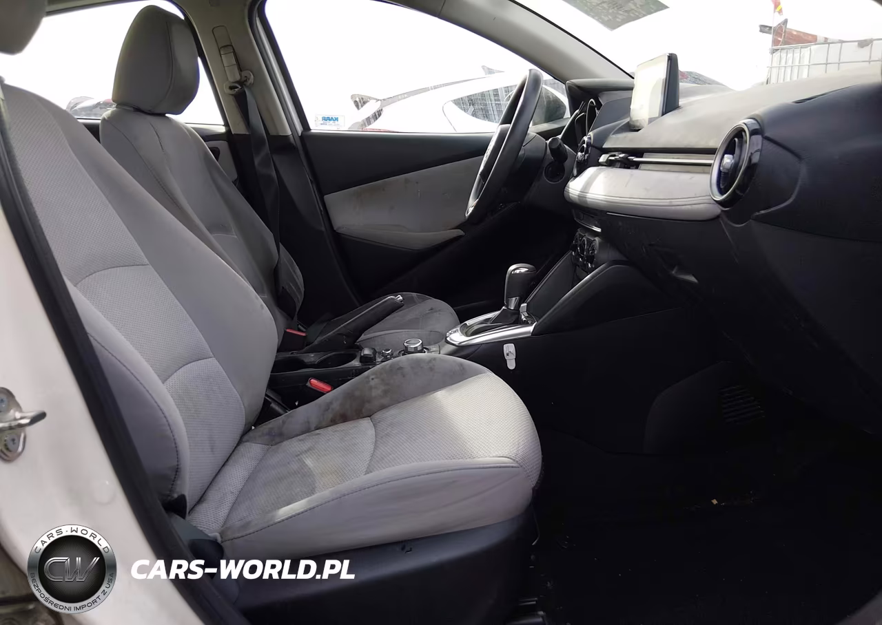 2019 Toyota Yaris Le VIN:3MYDLBYV8KY507033 - 5