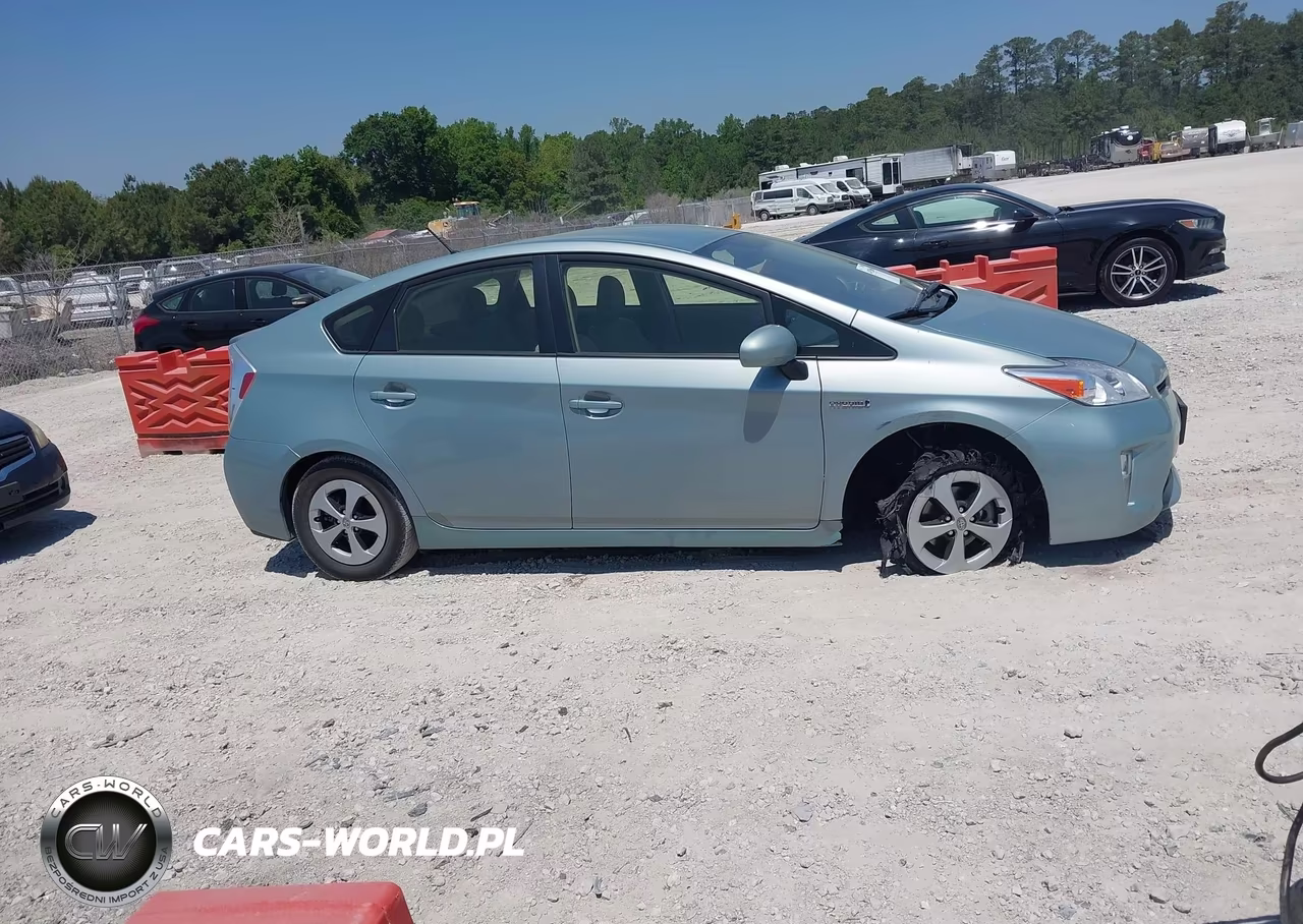 2015 Toyota Prius Two VIN:JTDKN3DU5F1883363 - 13