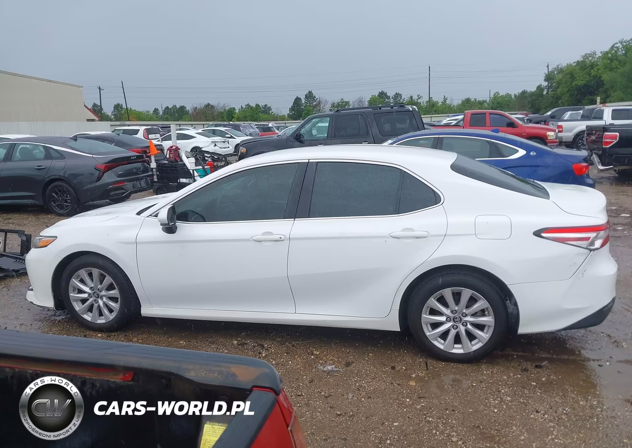 2018 Toyota Camry Le VIN:4T1B11HK5JU074019 - 14