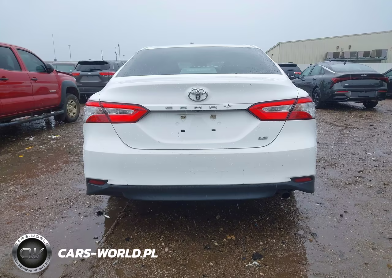 2018 Toyota Camry Le VIN:4T1B11HK5JU074019 - 16
