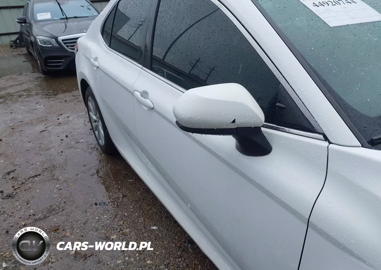 2018 Toyota Camry Le VIN:4T1B11HK5JU074019 - 17