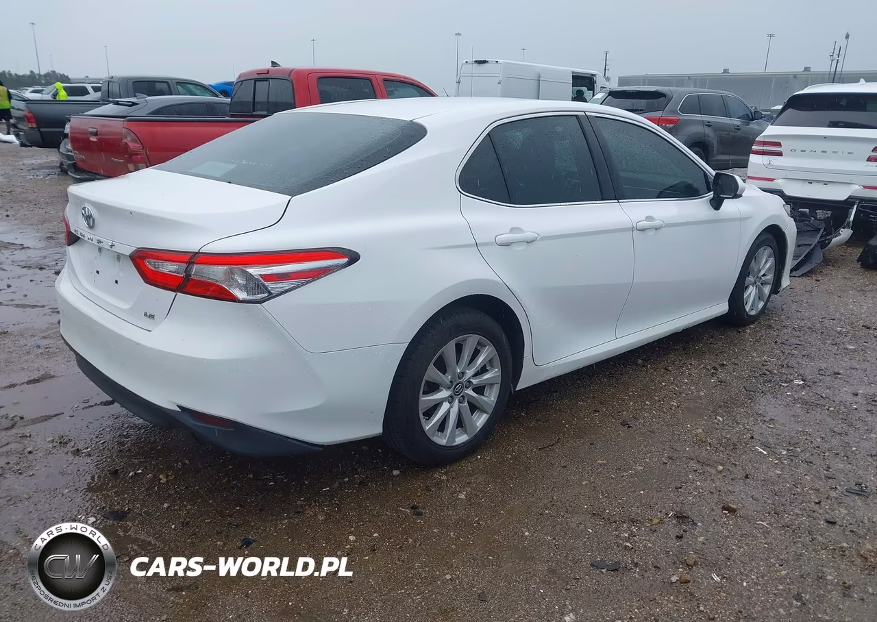 2018 Toyota Camry Le VIN:4T1B11HK5JU074019 - 4