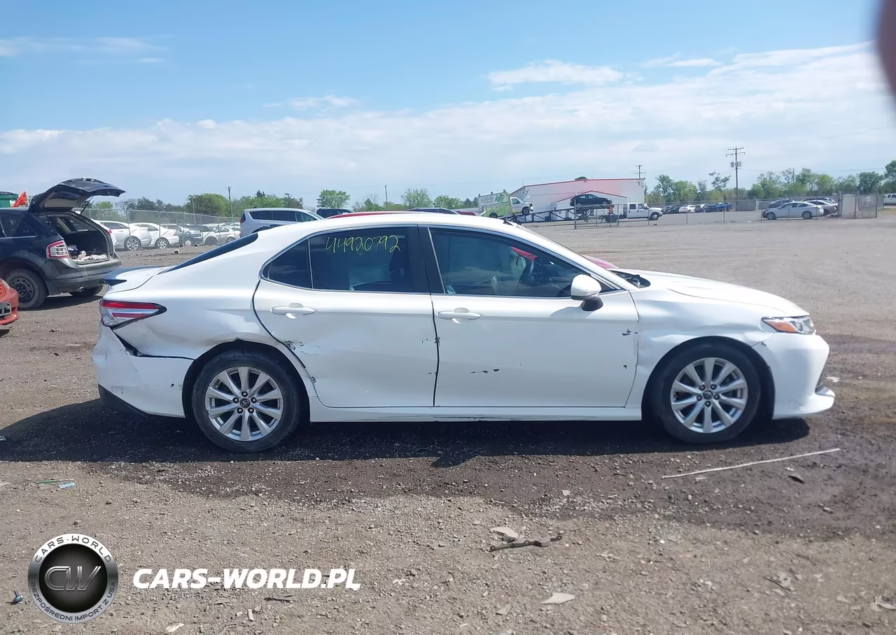 2018 Toyota Camry Le VIN:4T1B11HK3JU537212 - 13
