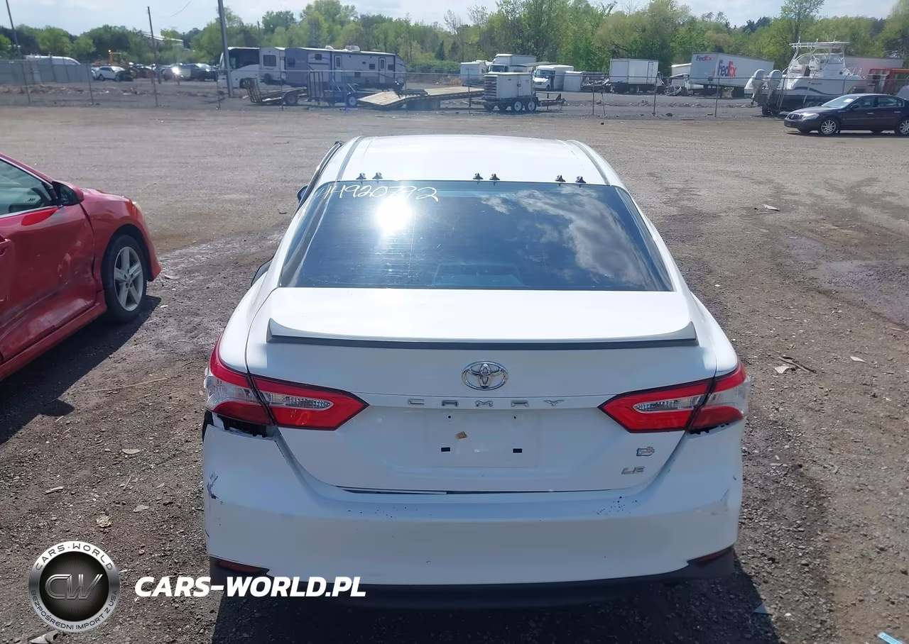 2018 Toyota Camry Le VIN:4T1B11HK3JU537212 - 16