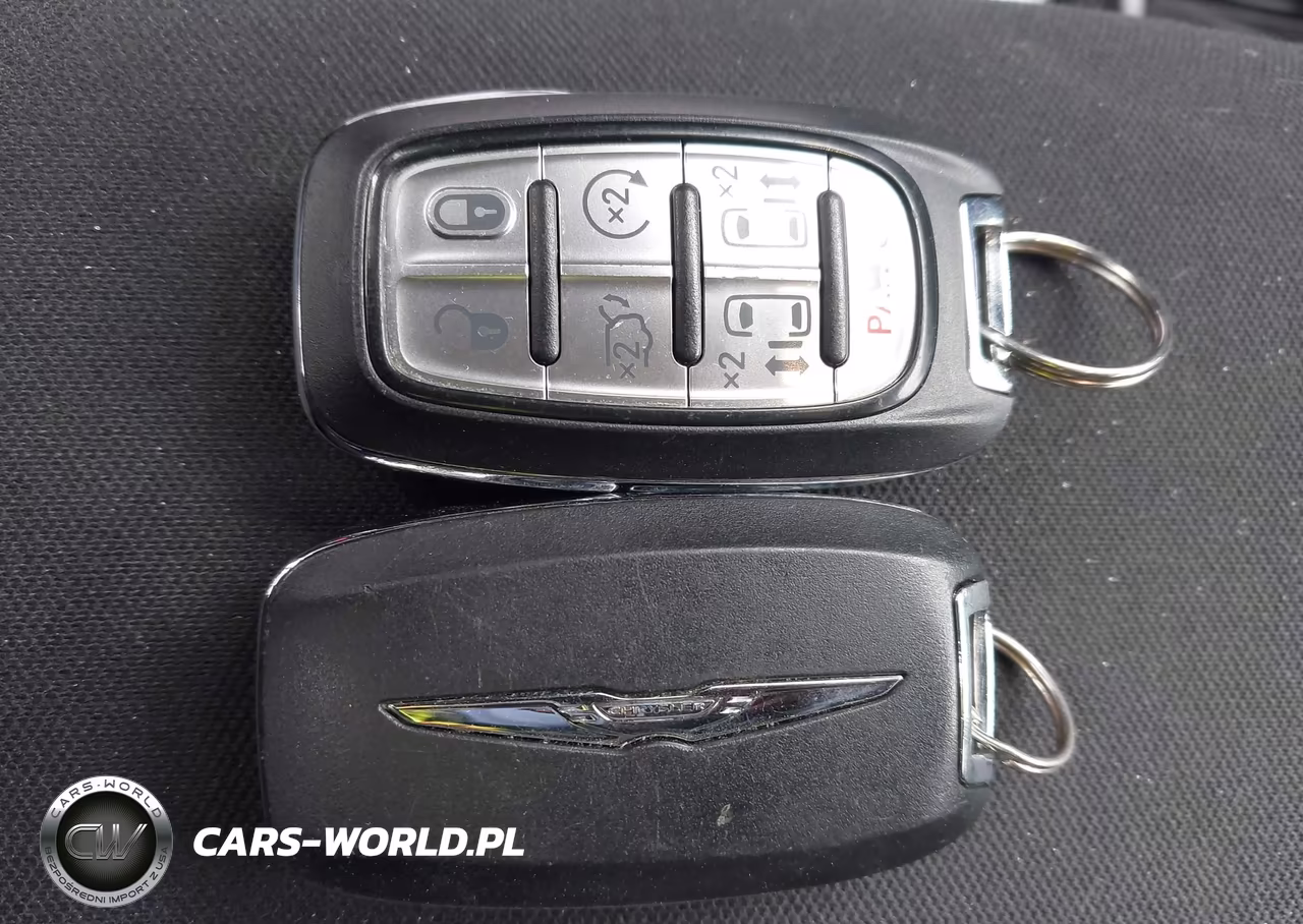 2019 Chrysler Pacifica Touring Plus VIN:2C4RC1FG9KR593603 - 11