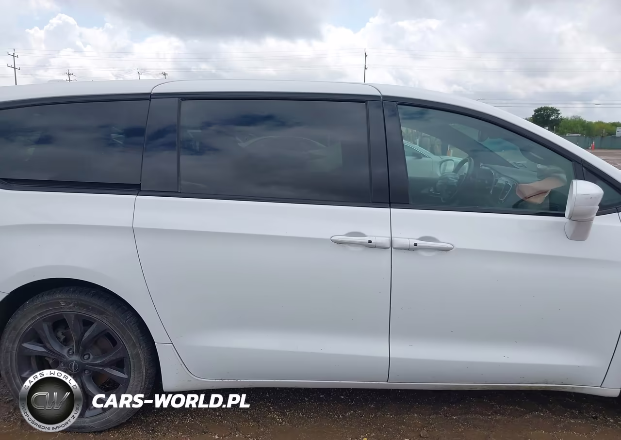 2019 Chrysler Pacifica Touring Plus VIN:2C4RC1FG9KR593603 - 14